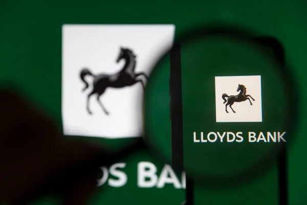 LONDON, Großbritannien - Juni 2020: Lloyds Bank Logounder unter der Lupe — Stockfoto