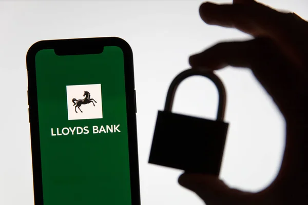 LONDON, İngiltere - Haziran 2020: Lloyds banka logosu güvenlik kilidi olan bir telefonda — Stok fotoğraf