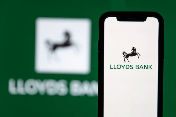 LONDON, Großbritannien - Juni 2020: Lloyds Financial Banking Logo auf einem Smartphone — Stockfoto