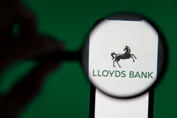 LONDON, Großbritannien - Juni 2020: Lloyds Bank Logounder unter der Lupe — Stockfoto