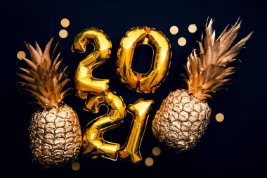 Mutlu yıllar 2021 altın folyo balonu ve ananas kutlama geçmişi