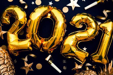Mutlu yıllar 2021 altın folyo balonu ve ananas kutlama geçmişi