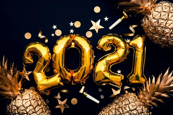 Gott nytt år 2021 guld folie ballong och ananas firande bakgrund — Stockfoto