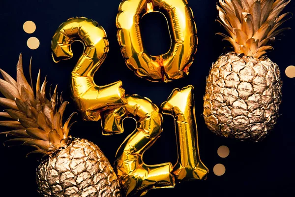 Felice anno nuovo 2021 oro lamina palloncino e ananas celebrazione sfondo — Foto Stock