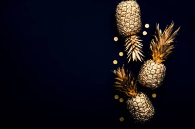 Düz bir zemin üzerinde tropik altın ananas ve konfeti yatıyordu.