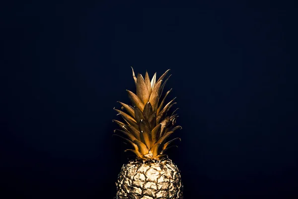 Плоский лежал тропического золота ананасы на темном фоне — стоковое фото