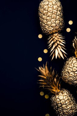 Düz bir zemin üzerinde tropik altın ananas ve konfeti yatıyordu.