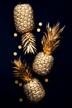 Düz bir zemin üzerinde tropik altın ananas ve konfeti yatıyordu.