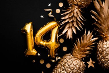 Altın balonlar ve altın ananaslarla dolu 14. yaş günü arkaplanı
