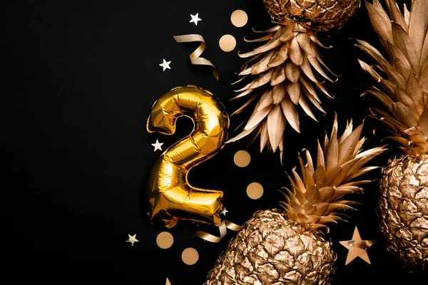 2. urodziny uroczystości tle złote balony i złote ananasy — Zdjęcie stockowe