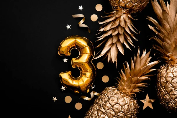Altın balonlar ve altın ananaslarla dolu 3. yaş günü kutlamaları — Stok fotoğraf
