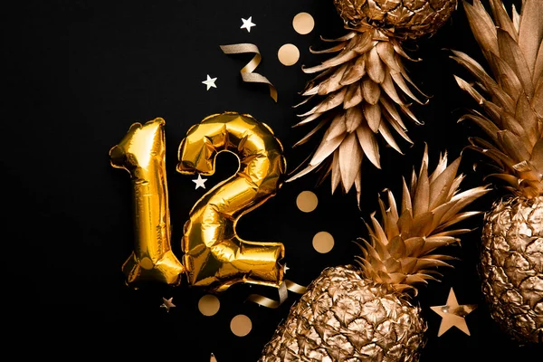 12. narozeniny oslava pozadí se zlatými balónky a zlatým ananasem — Stock fotografie
