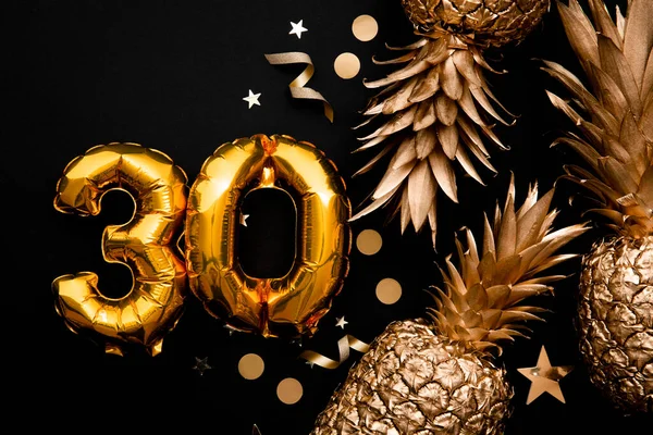 30. születésnapi ünneplés háttér arany lufik és arany ananász — Stock Fotó
