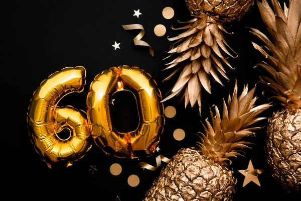 Fond de célébration du 60e anniversaire avec des ballons dorés et des ananas dorés — Photo