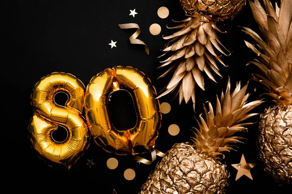 80esimo compleanno celebrazione sfondo con palloncini d'oro e ananas d'oro — Foto Stock