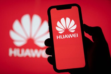 LONDON, İngiltere - Temmuz 2020: Huawei şirket logosu bir akıllı telefon üzerinde