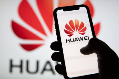 LONDON, İngiltere - Temmuz 2020: Huawei şirket logosu bir akıllı telefon üzerinde