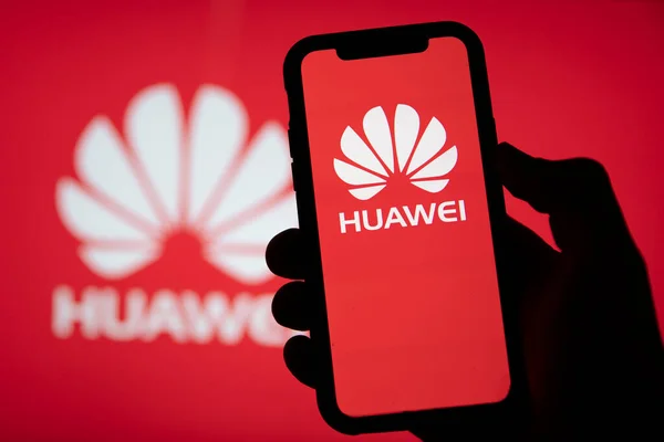 LONDON, Reino Unido - julho de 2020: logotipo da empresa Huawei em um smartphone — Fotografia de Stock