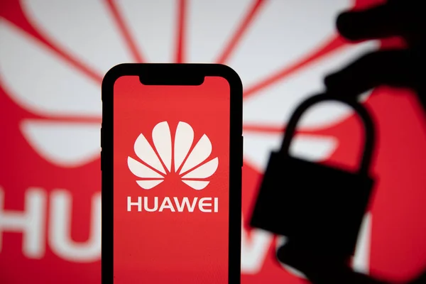 LONDON, Storbritannien - Juli 2020: Huawei säkerhetskoncept. Hade med ett hänglås — Stockfoto