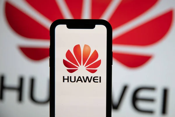 LONDON, Storbritannien - Juli 2020: Huawei företagets logotyp på en smartphone — Stockfoto