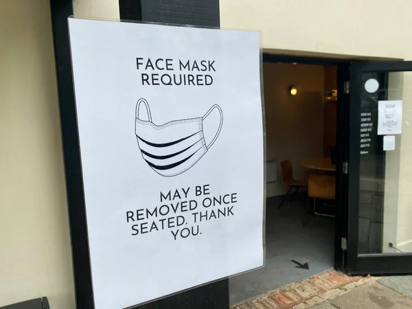 Máscara facial protectora signo requerido fuera de un restaurante — Foto de Stock