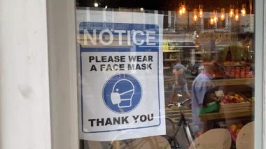 Brighton, İngiltere - Ağustos 2020: Lütfen koruyucu yüz maskesi işareti takın