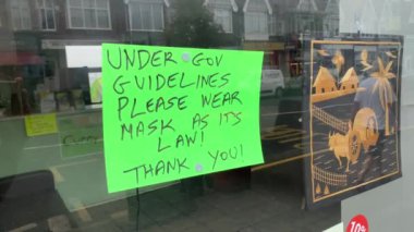 Brighton, İngiltere - Ağustos 2020: Lütfen koruyucu yüz maskesi işareti takın