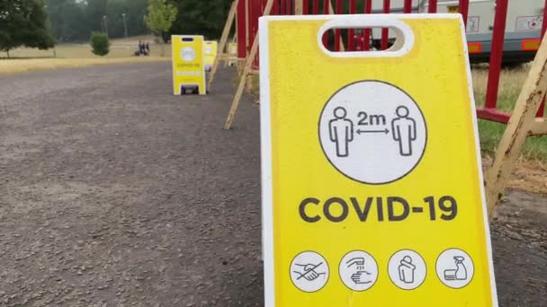 Social distans meddelande att hålla 2 meter ifrån varandra under coronavirus — Stockvideo