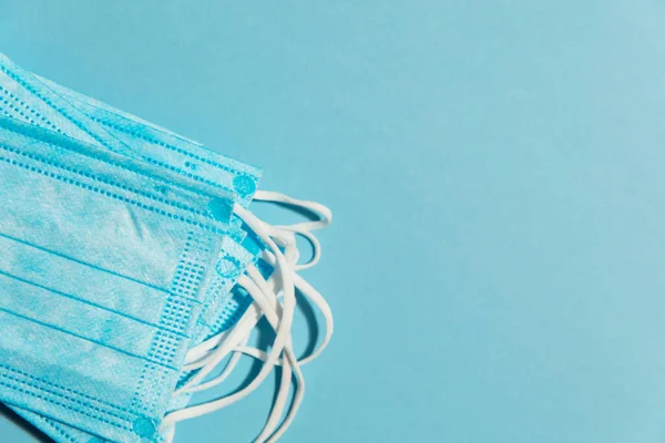 Blauw chirurgisch medisch masker lag plat van samenstelling. gezondheidszorgconcept — Stockfoto