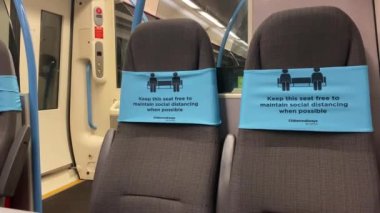 Oxford, İngiltere - Ağustos 2020: Trendeki Covid sosyal mesafeleme tedbirleri