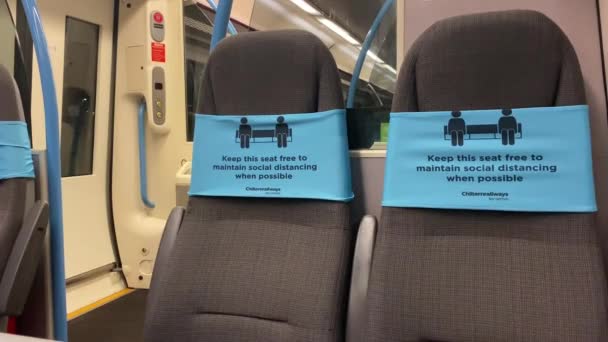Oxford, Storbritannien - augusti 2020: Samordnade åtgärder för social distansering på ett tåg — Stockvideo