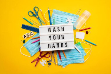 Okul ekipmanları ve maskelerle ellerinizi yıkayın.