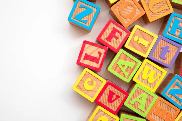 Renkli ahşap alfabe bebek geliştirme blokları — Stok fotoğraf