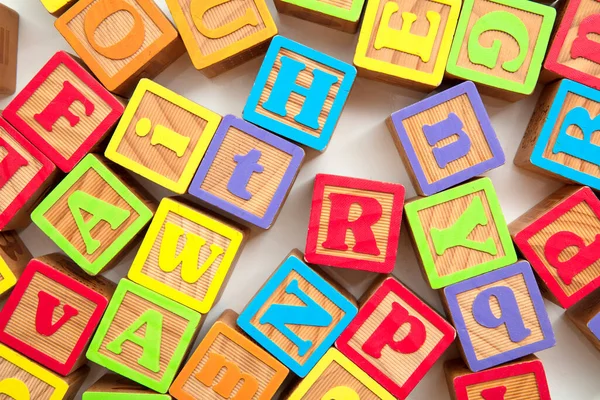 Barevné dřevěné ABC abeceda dětské vývojové bloky — Stock fotografie