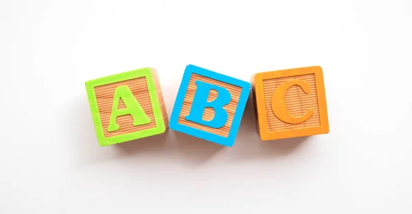ABC písmena z barevných dřevěných dětských vývojových bloků — Stock fotografie