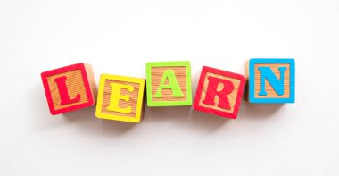 Renkli ahşap bebek geliştirme bloklarından kelime öğrenin