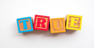 Renkli ahşap bebek geliştirme bloklarından yapılmış gerçek kelime