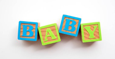 Renkli ahşap bebek geliştirme bloklarından yapılmış bebek kelimesi
