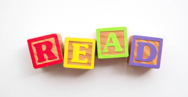 Renkli ahşap bebek geliştirme bloklarından yapılan kelimeyi oku