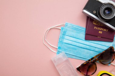 Coronavirus yaz yolculuğu geçmişi. Tatil eşyalarıyla tıbbi maske