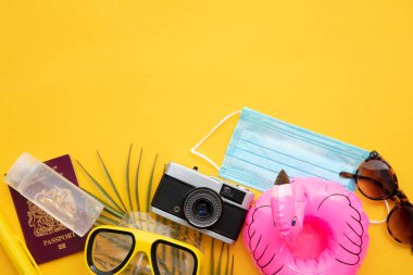 Covid seyahat geçmişi. Yüz maskesi takılı tatil gereksinimleri.