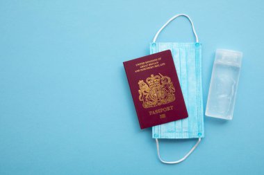Uk pasaport ve koruyucu maske. Coronavirus seyahat kavramı