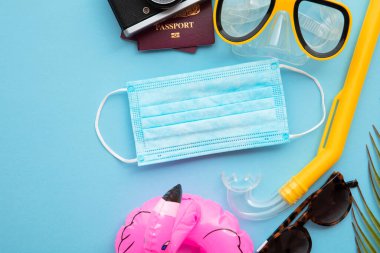 Coronavirus yaz seyahati arka planında maske ve şnorkelle