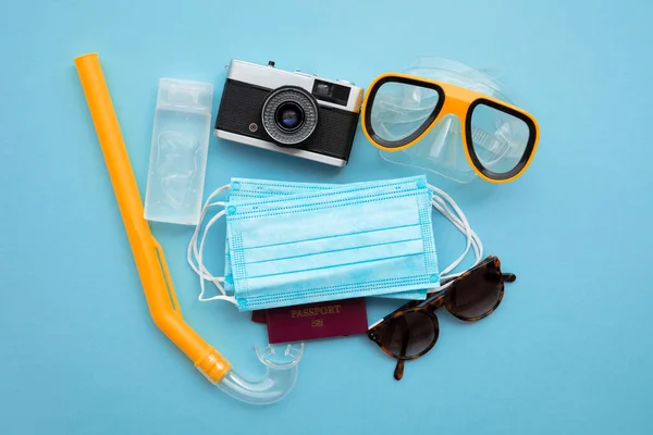 Літня подорож коронавіром. Медична маска з предметами відпочинку. — стокове фото