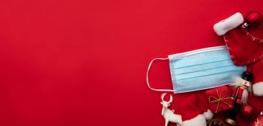 Coronavirus Noel geçmişi. Yüz maskesi ve şenlikli dekorasyonlar