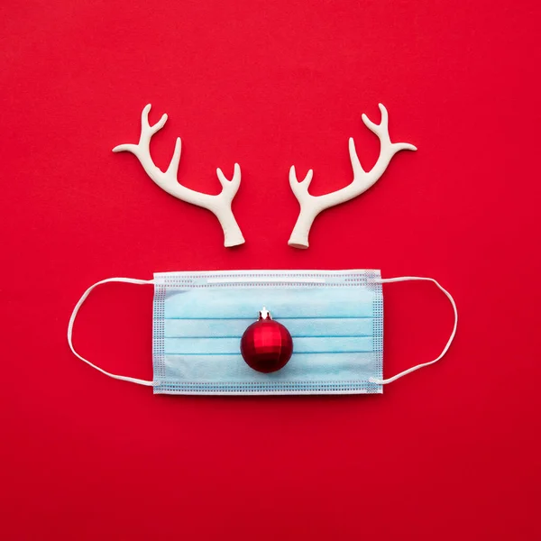 用面具和装饰品制成的圣诞驯鹿 — 图库照片