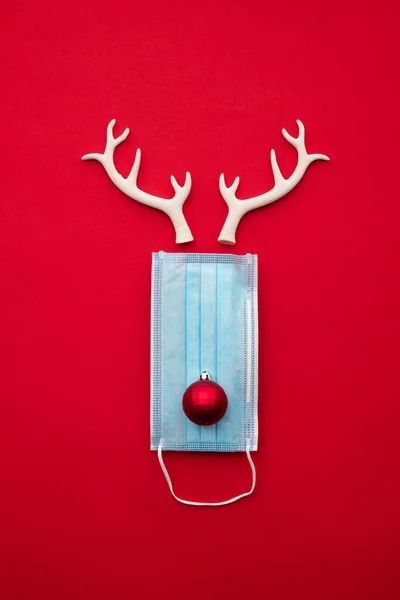 Reno navideño festivo hecho de mascarilla y decoraciones —  Fotos de Stock