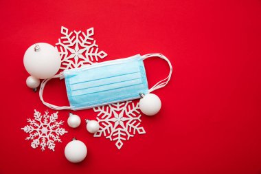 Coronavirus kış festivali maskeli ve kar taneli arka planı