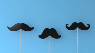 Mavi arka planda bıyıklar. Babalar Günü ya da erkek sağlığı konsepti