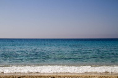 plajda dalga turkuaz su